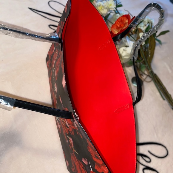 •RED LEATHER & ROSES VICTORIA’S SECRET BAG• - Picture 4 of 5